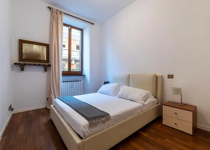 A Stone's Throw From The Colosseum! Apartament